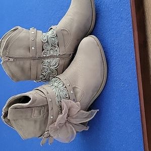 Size 7 women's ankle boots.
